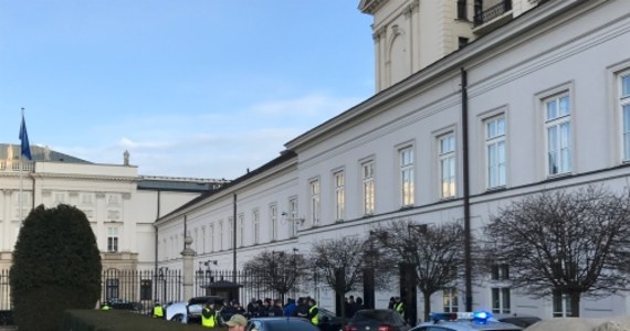 Nic nie wskazuje na to, by to była celowa próba wjechania na teren Pałacu Prezydenckiego -  tak policja ocenia popołudniowy incydent przed Pałacem Prezydenckim. Jak dowiedział się reporter RMF FM Mariusz Piekarski, kierowca golfa, który wbił się w bariery ochronne przed Pałacem Prezydenckim w Warszawie, nie był nigdy notowany przez policję. Samochód nie był też kradziony. 