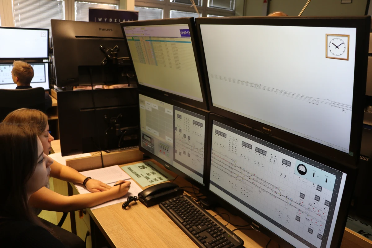 Wyjątkowe w skali kraju Laboratorium Inżynierii Ruchu Kolejowego uruchomiła Politechnika Krakowska na Wydziale Inżynierii Lądowej. Laboratorium, wyposażone w stworzony na PK symulator ruchu kolejowego, to jedna z niewielu takich pracowni dydaktycznych w Polsce. Studenci oraz pracownicy firm kolejowych mogą w bezpiecznych warunkach uczyć się kierowania ruchem kolejowym, także w sytuacjach nadzwyczajnych. 