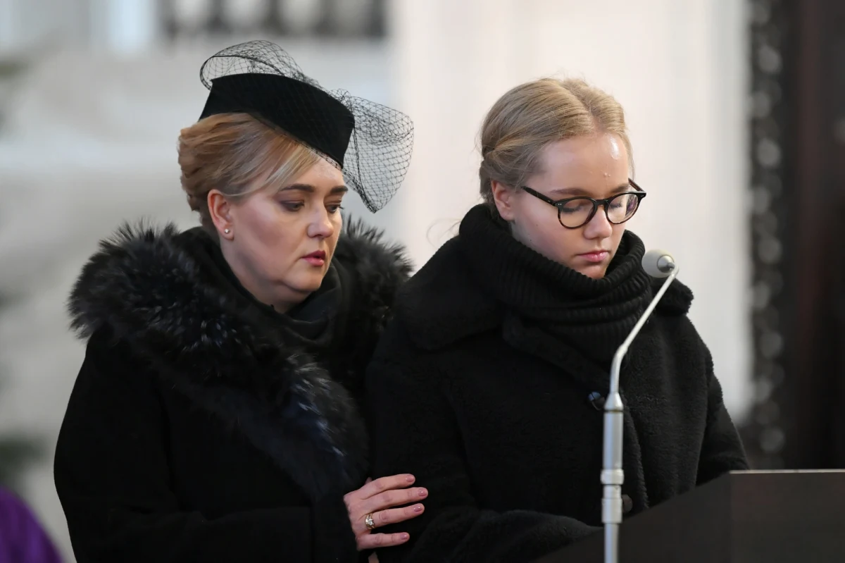 "Chcę powiedzieć o tym, że nie czuję, nie mam w sercu nienawiści do tego człowieka, który zabił Pawła ani nienawiści do jego rodziny" – powiedziała w rozmowie z TVN24 Magdalena Adamowicz, żona zamordowanego prezydenta Gdanska Pawła Adamowicza. „Ja mam ból w sercu, cierpienie, żal, ale wiem, że to zachowanie tego człowieka, który siedział w więzieniu i był indoktrynowany reżimową telewizją, że to, co się dzieje, ten hejt, ta nienawiść spowodowała, że on był takim jakby owocem tej nienawiści sianej" – mówiła. 