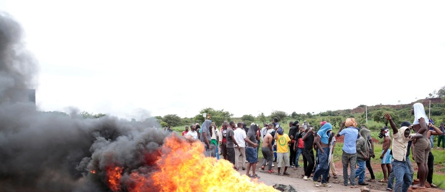 Przedstawiciele grupy obrońców praw człowieka wyznaczonej przez rząd w Zimbabwe oskarżyli żołnierzy o stosowanie tortur podczas tłumienia protestów. Już drugi tydzień trwają tam demonstracje, które zaczęły się po podwyżce cen paliwa. Dochodzi do licznych aktów przemocy.