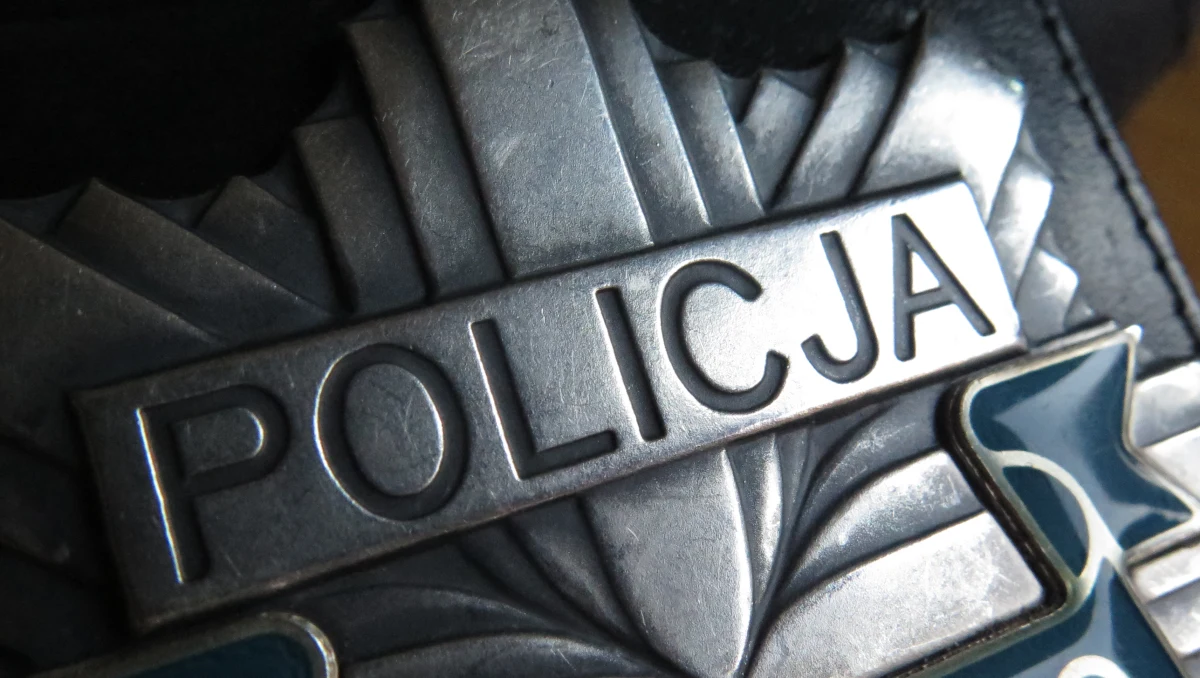 Mimo reanimacji nie udało się uratować mężczyzny, który uciekając w nocy w Gdańsku przed policją uderzył autem w budynek. 55-latek mógł być pod wpływem alkoholu. Jego woń wyczuli od niego policjanci udzielający mu pomocy. 