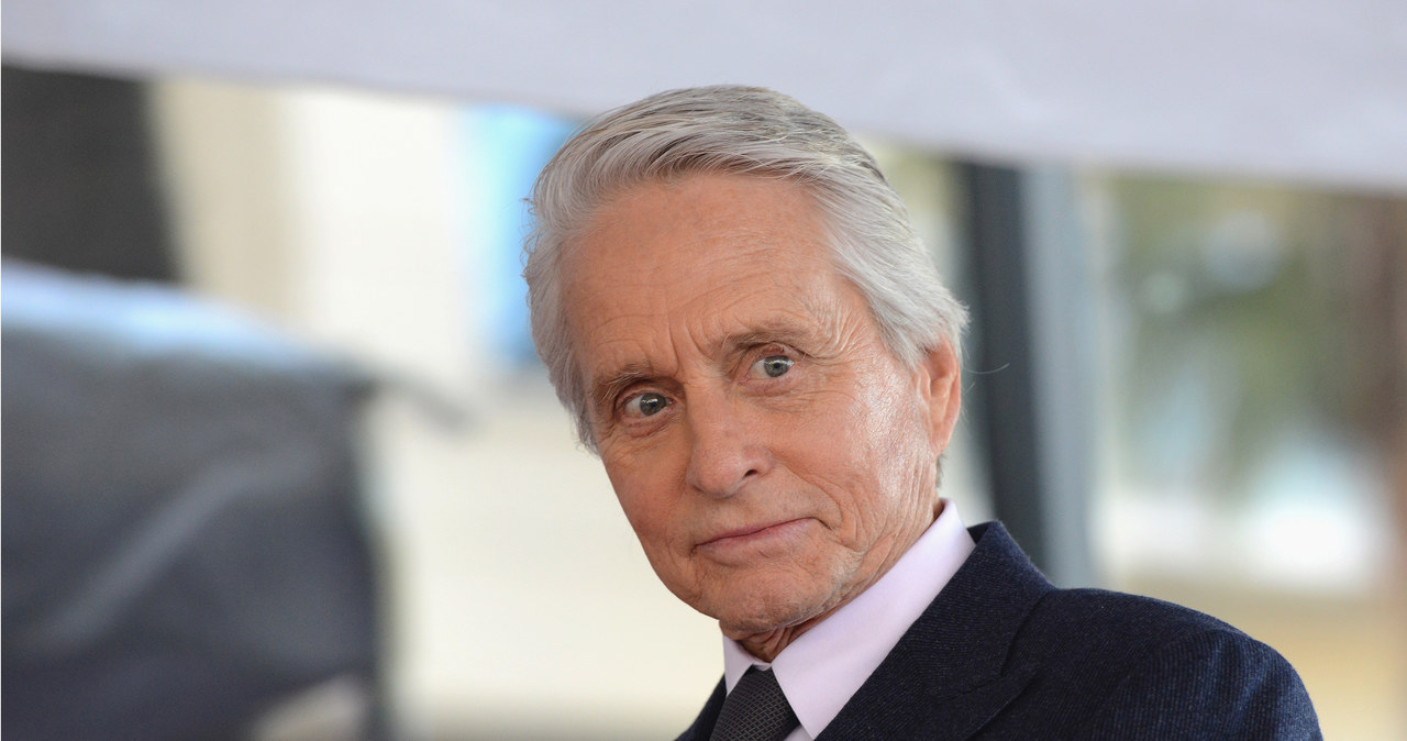 W tym roku Michael Douglas skończy 75 lat. O kinie wie równie dużo, co o życiu. Młodym radzi, by tak nie pędzili. "Znajdźcie chwilę na to, żeby zatrzymać się w tym biegu i powąchać róże" - apeluje aktor.