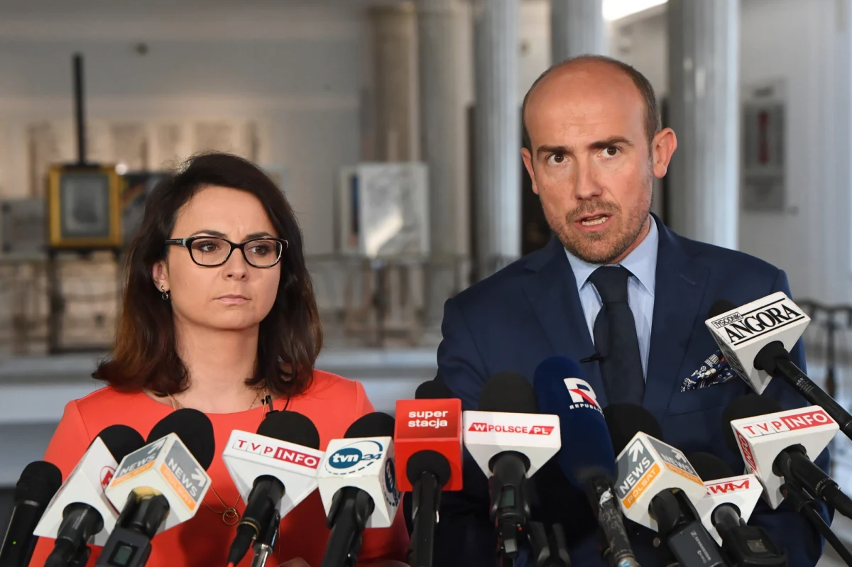 Klub PO-KO żąda od prokuratora generalnego Zbigniewa Ziobro wznowienia wszystkich umorzonych przez prokuraturę postępowań karnych dotyczących mowy nienawiści i aktów przemocy - oświadczyła w środę posłanka PO-KO Kamila Gasiuk-Pihowicz.