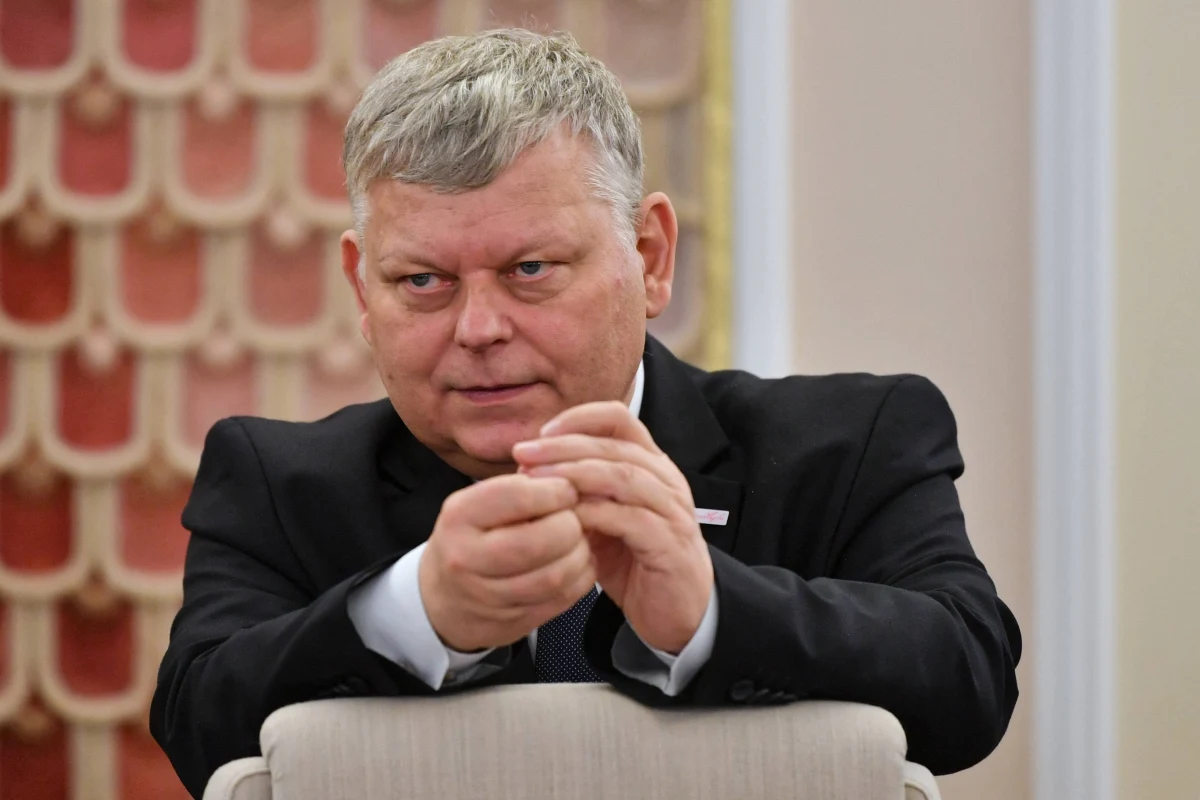 Trzeba ponownie sprawdzić certyfikaty poświadczenia bezpieczeństwa ministra Marka Suskiego, czyli szefa gabinetu premiera Mateusza Morawieckiego. Taki list do koordynatora służb specjalnych Mariusza Kamińskiego wysyłają opozycyjni członkowie sejmowej komisji specsłużb - dowiedział się nasz dziennikarz RMF FM Krzysztof Berenda. ​Chodzi o sprawdzenie chińskich kontaktów Marka Suskiego.