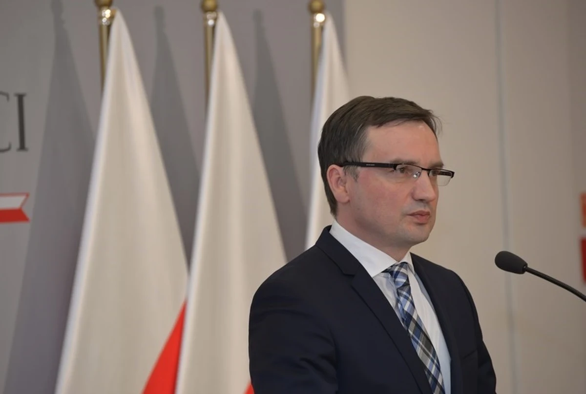 Posłowie PO-KO złożyli w Sejmie wniosek o wotum nieufności wobec ministra sprawiedliwości Zbigniewa Ziobry; zarzucają mu m.in. niedopełnianie obowiązków oraz przekraczanie uprawnień ws. afer w SKOK oraz KNF, a także działanie zmierzające do wyprowadzenia Polski z UE.

