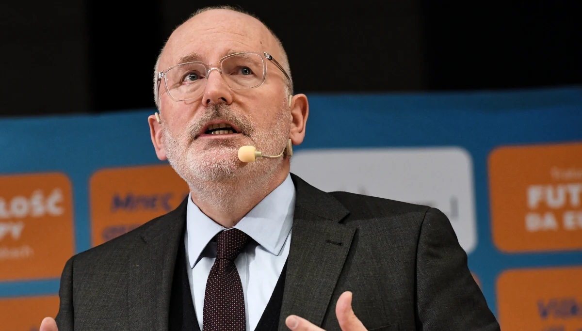 ​Unijna 27 zgodziła się, że będziemy wspierać Irlandię, żeby nie powróciła twarda granica z Irlandią Północną. Dla nas backstop jest taką częścią porozumienia, którego nie możemy wykreślić z umowy z rządem brytyjskim - powiedział w Krakowie wiceszef KE Frans Timmermans.