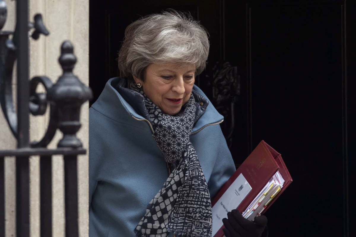 Brytyjska premier Theresa May skrytykowała w środę lidera opozycyjnej Partii Pracy Jeremy'ego Corbyna za jego odmowę udziału w ponadpartyjnych konsultacjach ws. wyjścia z UE, wskazując, że w przeszłości spotykał się z Hamasem, Hezbollahem i IRA.