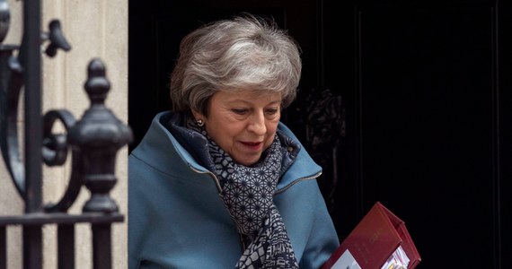 Brytyjska premier Theresa May skrytykowała w środę lidera opozycyjnej Partii Pracy Jeremy'ego Corbyna za jego odmowę udziału w ponadpartyjnych konsultacjach ws. wyjścia z UE, wskazując, że w przeszłości spotykał się z Hamasem, Hezbollahem i IRA.