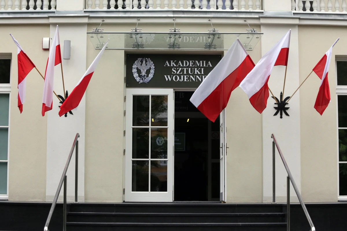 Akademia Sztuki Wojennej jednak będzie szkolić w tym roku przyszłych generałów. W letnim semestrze ruszy kolejna edycja Podyplomowych Studiów Polityki Obronnej - dowiedział się reporter RMF FM.