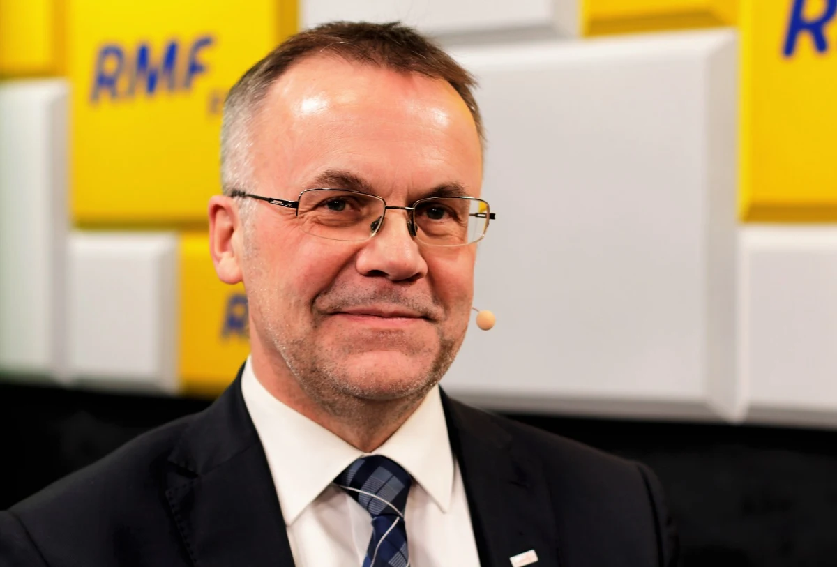 "Uważamy, że trzeba upamiętnić 40-lecie pierwszej pielgrzymki Jana Pawła II do Polski, bo ona była akurat 2 czerwca - te słynne słowa w Warszawie: 'Niech zstąpi Duch Twój i odnowi oblicze ziemi' padły 2 czerwca 1979 roku. I to był moim zdaniem początek drogi - wtedy się policzyliśmy, wtedy zobaczyliśmy, jak wielu nas jest" - mówił w internetowej części Popołudniowej rozmowy w RMF FM Jarosław Sellin. 