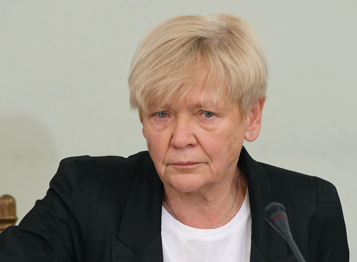 "Nie miałam specjalnego gabinetu w Ministerstwie Finansów, nie byłam pracownikiem o specjalnych uprawnieniach ani specjalnym dostępie do ministra finansów" - powiedziała przed komisją ds. VAT była doradczyni ministra finansów z czasów rządów PO-PSL Jacka Rostowskiego. "Jako społeczny doradca przedstawiałam wyłącznie swoje opinie oparte o osobiste doświadczenie i wiedzę - opinie, z których minister mógł skorzystać, ale nie musiał" - oświadczyła.