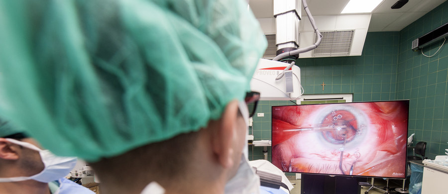 Zabiegi chirurgiczne oka w technologii trójwymiarowej są już dostępne w Polsce. Jako pierwsi wykonują je specjaliści z Klinicznego Szpitala Okulistycznego w Warszawie. Obraz dna oka przekazywany jest z mikroskopu na duży, trójwymiarowy ekran.