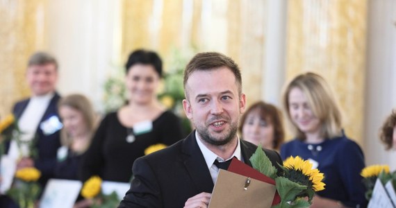 "Zawsze podkreślam - za Luxtorpedą - że żyją w nas dwa wilki. I wszystko zależy od tego, którego wilka karmimy (...) To jest clue. Byśmy karmili tego dobrego wilka. Mam poczucie, że przez ostatnie lata, na takim "odgórnym poziomie" bardzo mocno jest karmiony też nasz zły wilk" - mówi w rozmowie z RMF FM Przemysław Staroń z II LO w Sopocie, Nauczyciel Roku 2018.