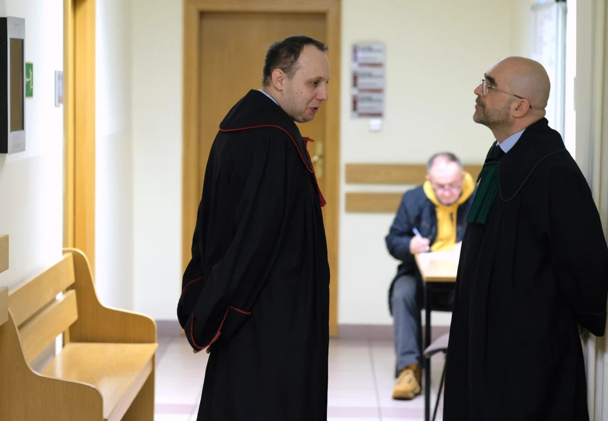 Jest prokuratorskie zażalenie dotyczące decyzji sądu o nie uwzględnieniu wniosku o przedłużenie aresztu dla byłego szefa KNF-u. Śledczy złożyli je dziś w sądzie. Dwa dni temu sąd rejonowy nie zgodził się na przedłużenie aresztu i teraz prokuratura złożyła zażalenie do sądu okręgowego.