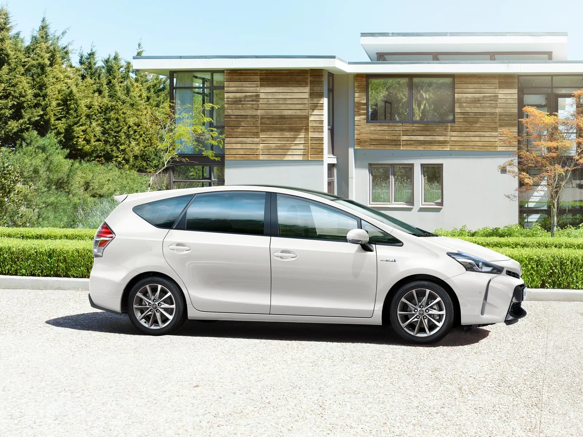 Samochód dla wielodzietnej rodziny powinien posiadać szereg cech, które umożliwią podróżowanie nim większej liczby osób wraz z potrzebnym bagażem. Spakowanie się siedmiorga osób do pojazdu innego niż van graniczy najczęściej z cudem. Nie oznacza to jednak, że duże rodziny są skazane na wielkie auta, wyglądające często jak samochód dostawczy. Oto trzy ciekawe propozycje vanów dla dużej rodziny.