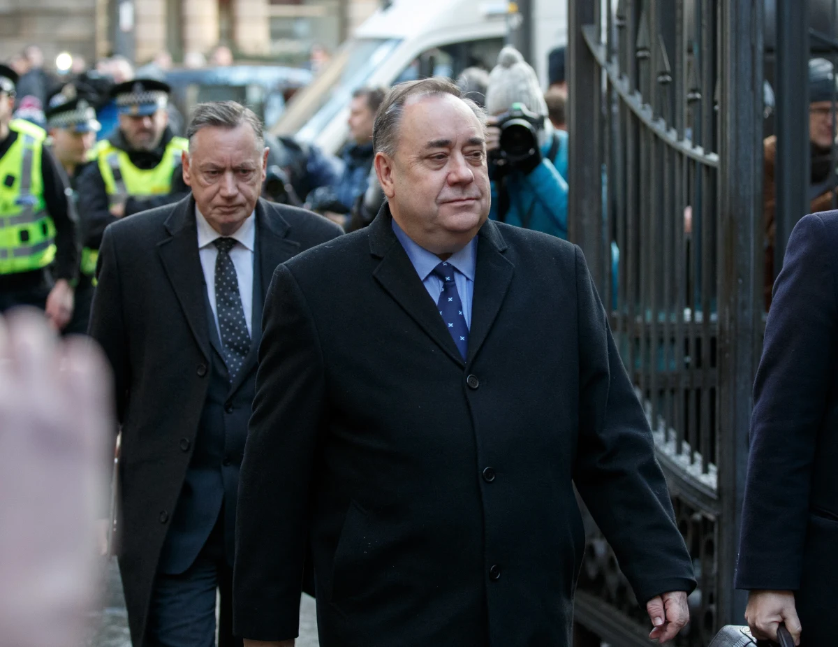 Były pierwszy minister Szkocji Alex Salmond pojawił się w czwartek w sądzie w Edynburgu po porannym zatrzymaniu przez policję. Postawiono mu czternaście zarzutów związanych m.in. z wieloma oskarżeniami o molestowanie seksualne i dwie próby gwałtu.