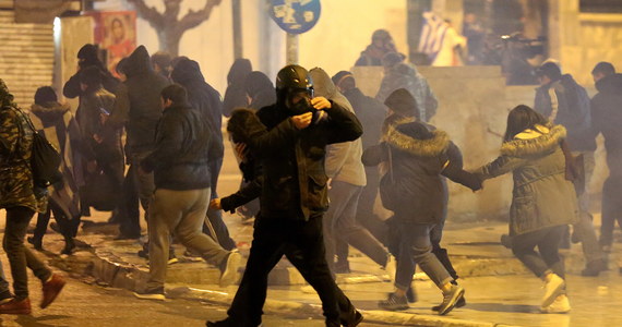 Kilka tysięcy osób protestowało w czwartek w wielu greckich miastach, w tym przed parlamentem w Atenach, sprzeciwiając się porozumieniu ze Skopje, zmieniającemu nazwę Macedonii. W greckiej stolicy policja użyła wobec protestujących gazu łzawiącego.