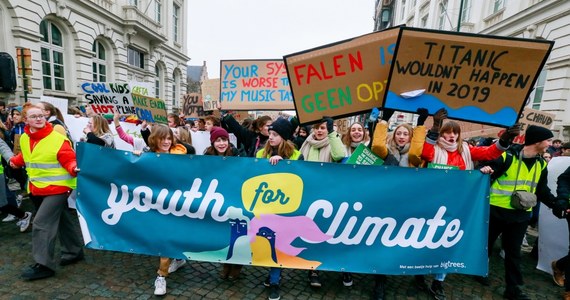Na czołówkach belgijskich gazet informacje o gigantycznym marszu 35 tys. młodych ludzi przeciwko ociepleniu klimatu. Nastolatkowie już kolejny czwartek z rzędu manifestowali na ulicach Brukseli. Młodzieży chodzi o  walkę z ociepleniem klimatu.