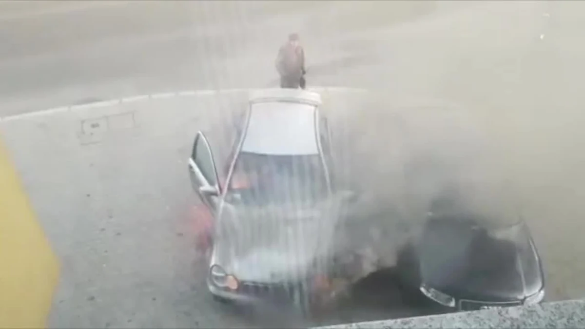 W centrum Bolesławca (woj. dolnośląskie) mercedes prowadzony przez starszego mężczyznę zapalił się podczas jazdy. Spanikowany kierowca wjechał na parking pomiędzy inne samochody. Kierowcy zaparkowanych samochodów w pośpiechu wycofali swoje pojazdy z parkingu. Na pomoc ruszyli natomiast pracownicy sklepu Auto Centrum, którym udało się ugasić samochód. 