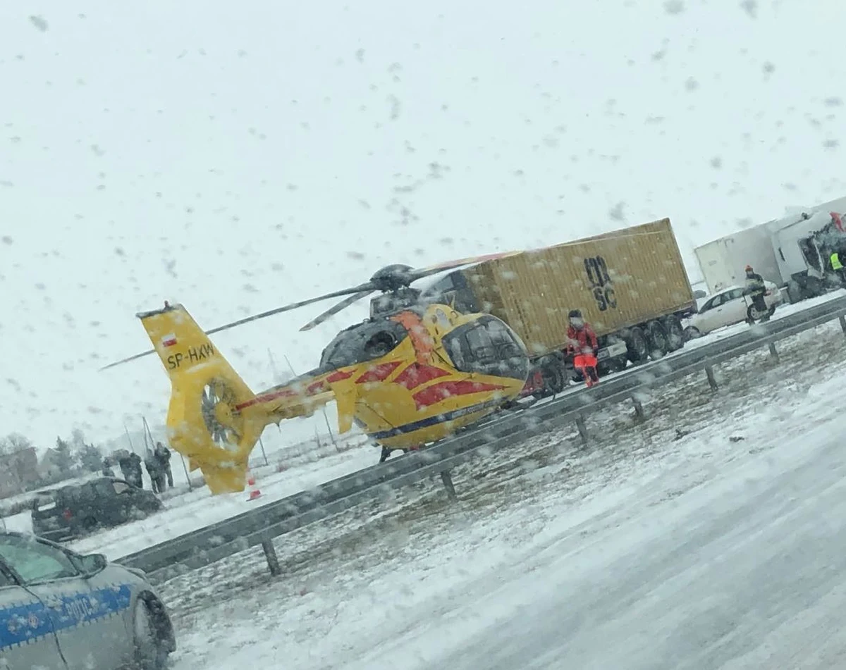 Co najmniej 15 samochodów zderzyło się na autostradzie A1 na odcinku Toruń – Włocławek pomiędzy węzłami Ciechocinek i Włocławek Północ w woj. kujawsko-pomorskim. Zginęła jedna osoba. 