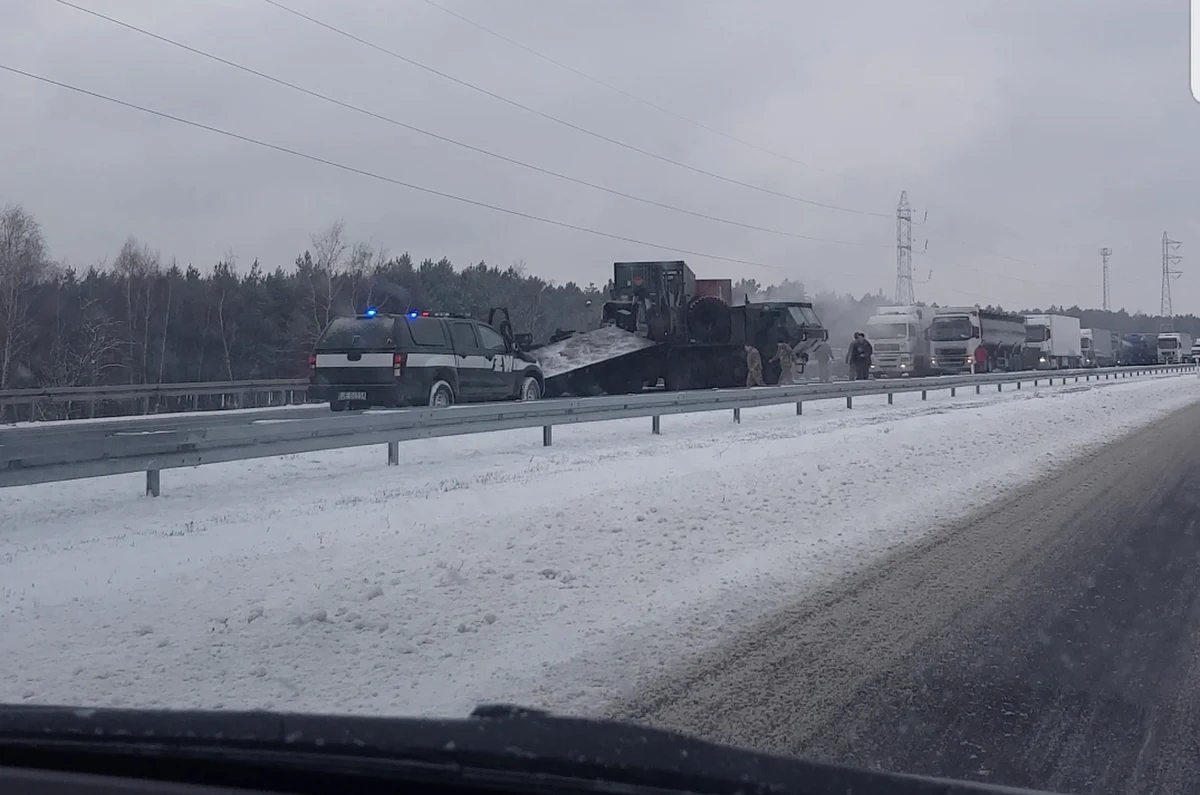 Autostrada A2 w Wielkopolsce była przez kilka godzin zablokowana po wypadku, do którego doszło między węzłami Konin i Koło. Na nitce w kierunku Warszawy zderzyły się dwa pojazdy armii amerykańskiej. Droga jest już przejezdna.