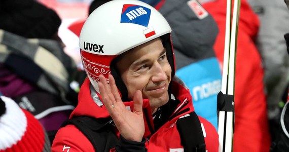 Kamil Stoch zajął drugie miejsce w kwalifikacjach do sobotniego konkursu Pucharu Świata w skokach narciarskich w Sapporo. Najlepszy był Austriak Stefan Kraft, a trzeci Japończyk Ryoyu Kobayashi, lider klasyfikacji generalnej cyklu. W 1. serii wystąpi komplet sześciu Polaków.