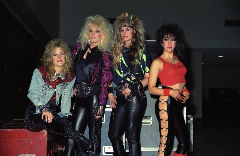 Rockowy zespół Vixen, świętujący największą popularność w latach 70. i 80. i nazywaną damską wersją Bon Jovi, zaprosił do swojego składu wokalistkę składu Femme Fatale Lorraine Lewis. 