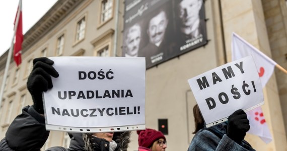 "To nieuprawnione działania" - tak Związek Nauczycielstwa Polskiego komentuje żądania ZUS, aby dyrektorzy szkół przesyłali listy z nazwiskami nauczycieli, których zwolnienia lekarskie budzą podejrzenia. Nauczyciele masowo biorą zwolnienia lekarskie, bo domagają się podwyżek płac. W ten sposób podwyżki wynagrodzeń zapewnili sobie policjanci i pracownicy administracyjni sądów.