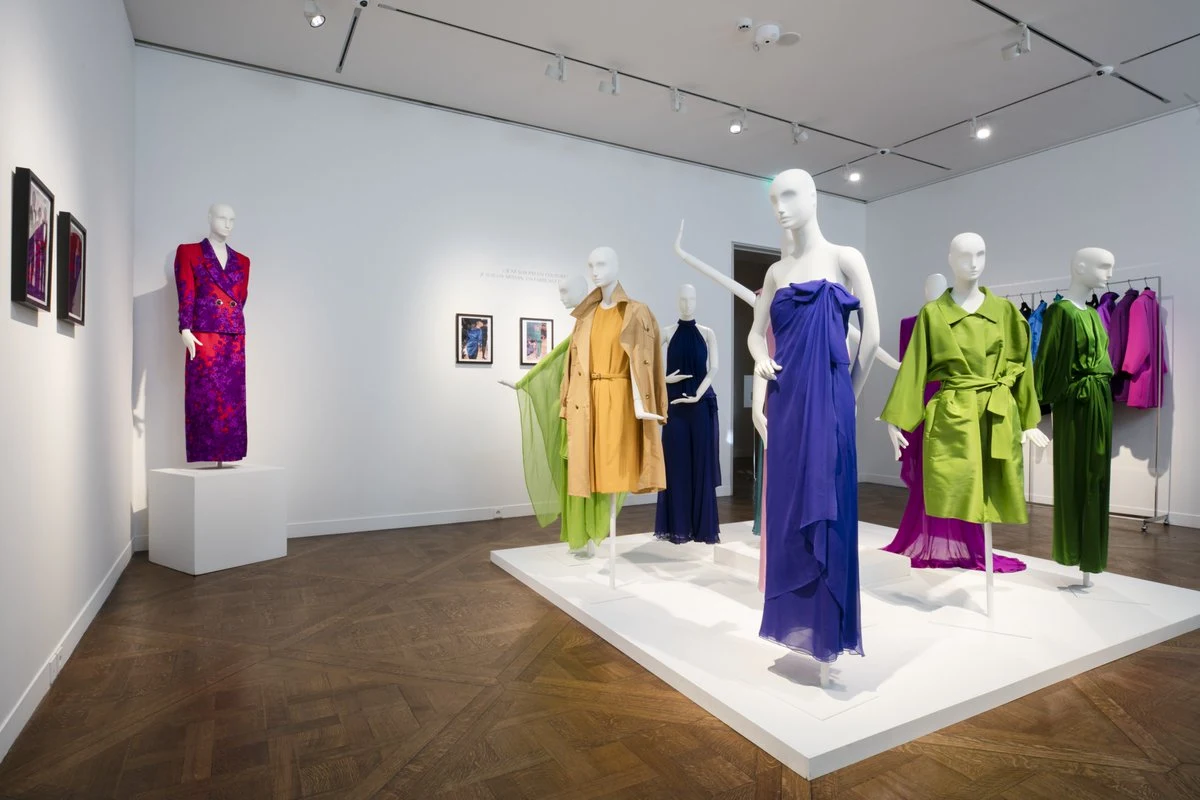 Rekordy popularności pobiła aukcja kreacji sławnego paryskiego dyktatora mody Yvesa Saint Laurenta, które należały do gwiazdy francuskiego kina Catherine Deneuve. Około ćwierć tysiąca wieczorowych sukni, garsonek, spódnic i kożuszków sprzedanych zostało w Paryżu za blisko milion euro.