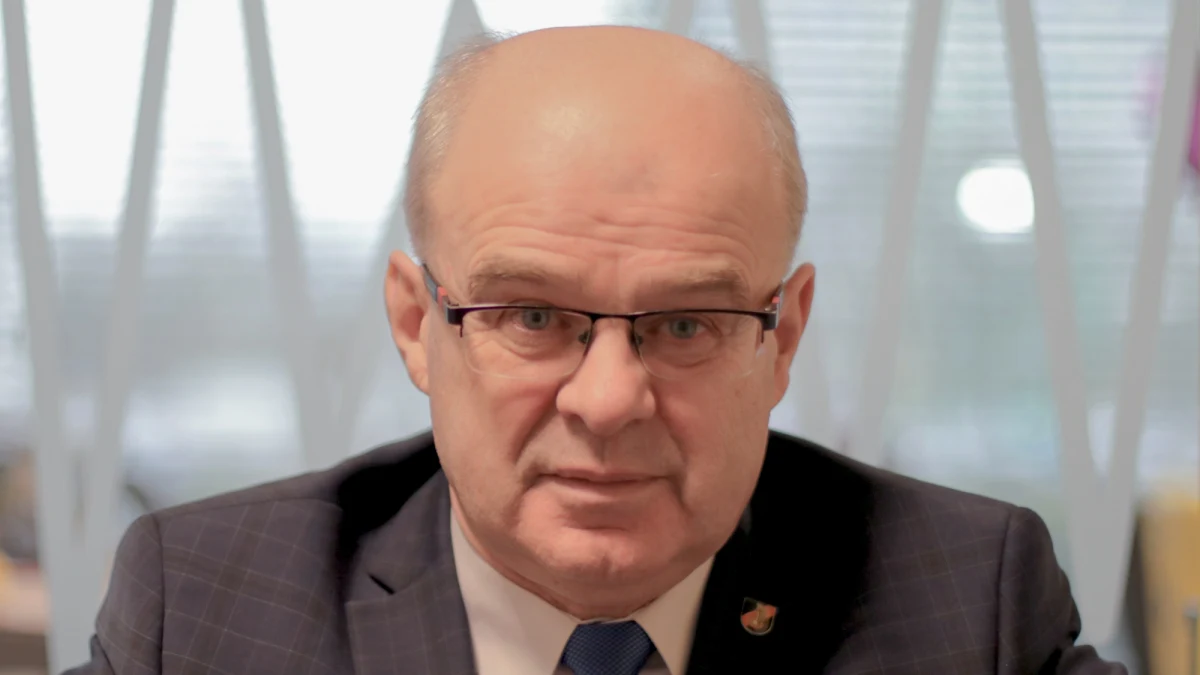 "W końcu stało się to, co było wypisywane od trzech lat. Wojska specjalne dostały pierwsze śmigłowce i wydaje się, że tych śmigłowców wojskom specjalnych wystarczy, ponieważ wydaje się, że ta przyszła wojna nie będzie się odbywała z użyciem tych śmigłowców. Nowe technologie, nowe rozwiązania, nowe systemy uzbrojenia dyskwalifikują śmigłowce tego typu" - tak zakup śmigłowców Black Hawk dla wojska skomentował gen. Waldemar Skrzypczak w Popołudniowej rozmowie w RMF FM. "Cztery śmigłowce dla wojsk specjalnych wystarczą" - dodał.