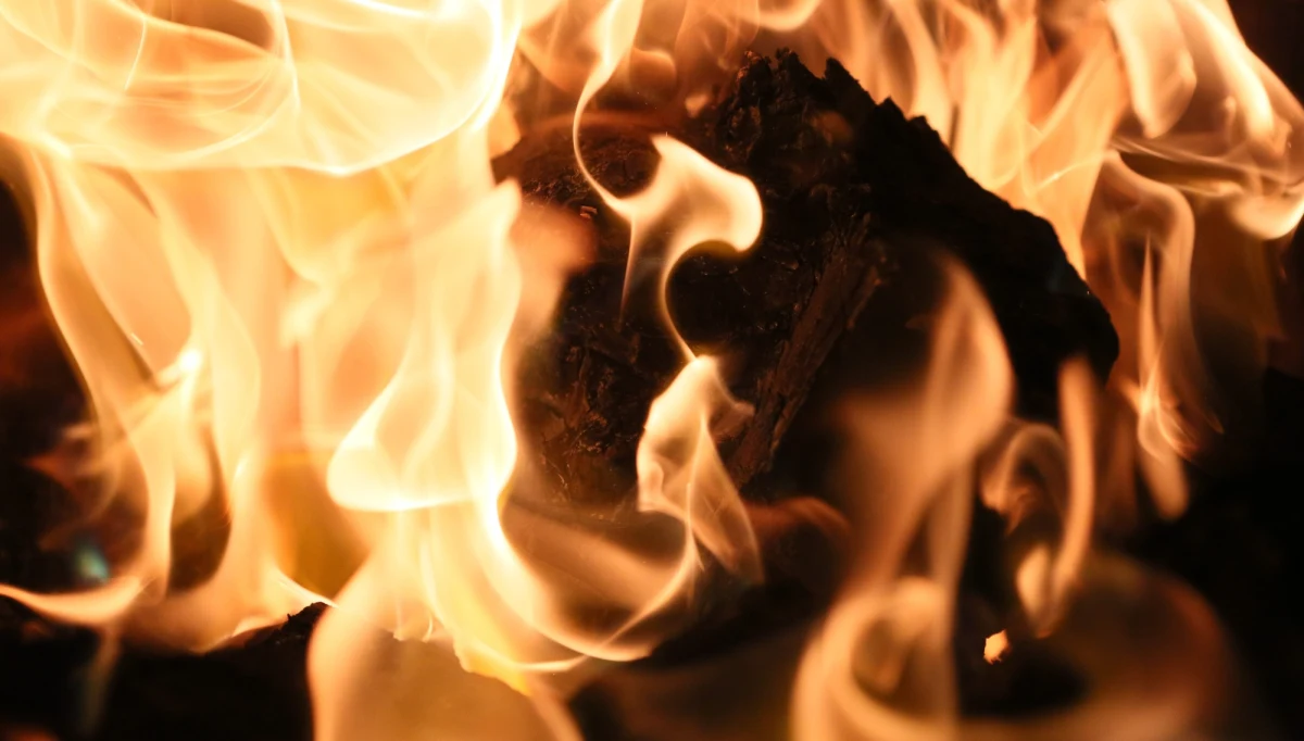 Okrucieństwo, które mrozi krew w żyłach - tak rosyjskie media opisują podpalenie 15-latka w Moskwie. Nastolatek trafił do szpitala z poparzeniami obejmującymi 98 proc. powierzchni ciała. Za zbrodnią stoją najprawdopodobniej jego koledzy.