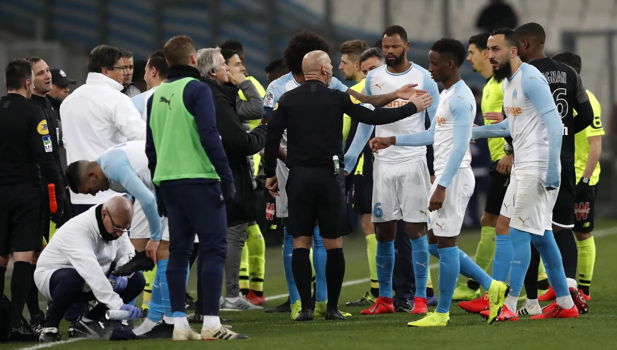 Mecz francuskiej ekstraklasy piłkarskiej Olympique Marsylia - Lille został przerwany po niespełna godzinie gry z powodu wybuchu petardy na boisku. W tym momencie gospodarze przegrywali 0:1. Spotkanie wznowiono po ok. 30 minutach, a goście wygrali 2:1.