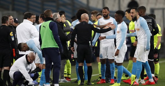 Mecz francuskiej ekstraklasy piłkarskiej Olympique Marsylia - Lille został przerwany po niespełna godzinie gry z powodu wybuchu petardy na boisku. W tym momencie gospodarze przegrywali 0:1. Spotkanie wznowiono po ok. 30 minutach, a goście wygrali 2:1.