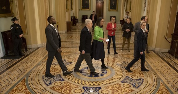 ​Senat USA zatwierdził jednogłośnie porozumienie budżetowe, które ma umożliwić wznowienie na trzy tygodnie (do 15 lutego) działań rządu federalnego.