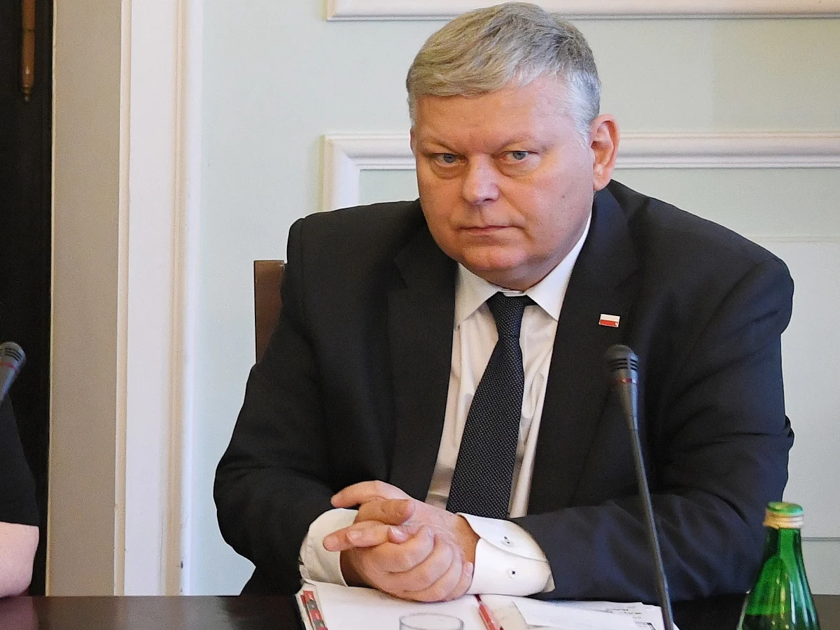 „Nie mogli mnie podsłuchiwać, bo go nie używałem” -  tak o telefonie Huawei przyjętym podczas wizyty Chinach mówi w rozmowie z reporterem RMF szef Gabinetu Politycznego premiera Marek Suski. Opozycja żąda wyjaśnień i zbadania certyfikatów bezpieczeństwa Suskiego oraz pyta, czy "chiński prezent" może zagrażać tajemnicom państwa. 