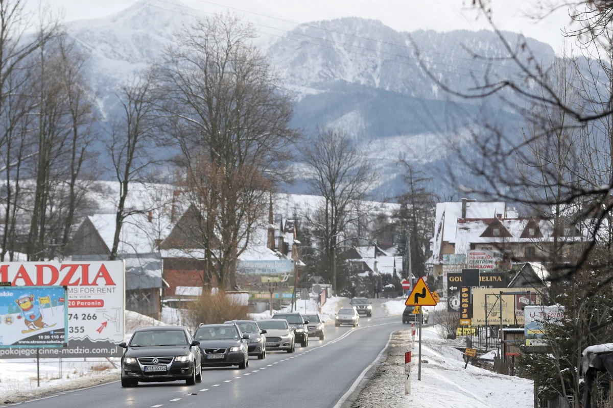 Ze spowolnieniem ruchu na popularnej zakopiance muszą się liczyć kierowcy zmierzający na zimowy wypoczynek pod Tatry oraz wracający z gór. Ferie zaczynają m.in. uczniowie z Warszawy. 