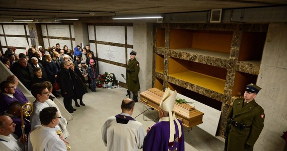 Prof. Ryszard Peryt, reżyser, dyrektor Polskiej Opery Królewskiej, spoczął w Panteonie Wielkich Polaków w Świątyni Opatrzności Bożej w Warszawie. Prezydent Andrzej Duda odznaczył go pośmiertnie Krzyżem Komandorskim z Gwiazdą Orderu Odrodzenia Polski. Mszy pogrzebowej przewodniczył metropolita warszawski kard. Kazimierz Nycz.