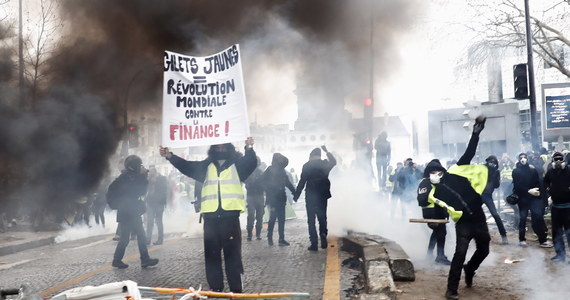 Tysiące członków ruchu "żółtych kamizelek" po raz 11. demonstrowało w Paryżu przeciwko polityce prezydenta Emmanuela Macrona. Doszło do starć ulicznych. W czasie demonstracji ruchu "żółtych kamizelek" uczestnicy protestu obrzucili policjantów butelkami i kamieniami oraz wznieśli barykady, które następnie podpali. Policja odpowiedziała gazem łzawiącym i armatkami wodnymi. 