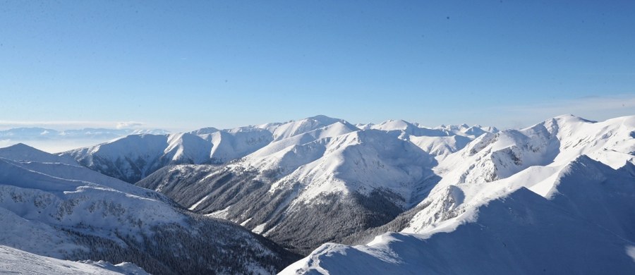 Do drugiego stopnia wzrosło zagrożenie lawinowe w Tatrach – ogłosili ratownicy TOPR. Lawinowa dwójka obowiązuje od wysokości powyżej 1700 m n.p.m.