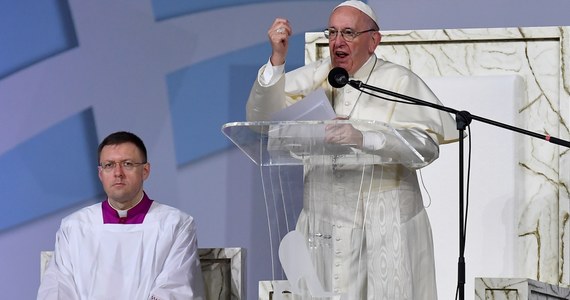"Świat jest nie tylko dla silnych, wielkość nie polega na tym, że ma się najnowszy samochód” - mówił papież Franciszek podczas czuwania z udziałem uczestników Światowych Dni Młodzieży w sobotę w Panamie. W uroczystości uczestniczyło kilkaset tysięcy osób.