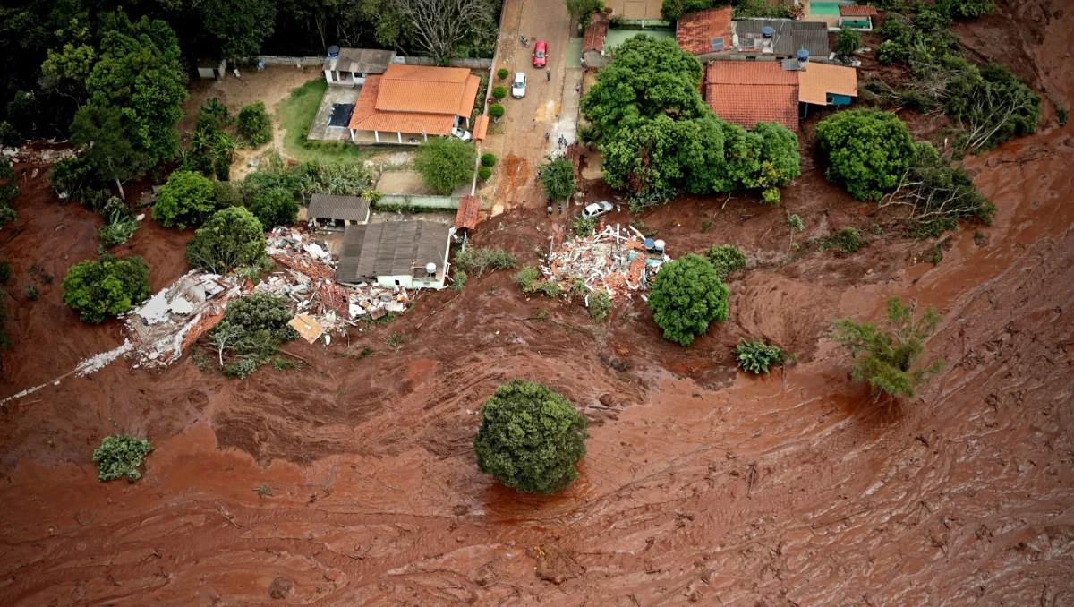 Koncern Vale ogłosił w niedzielę alert w związku z możliwością przerwania kolejnej tamy w kopalni rudy żelaza Corrego de Feijao w stanie Minas Gerais na wschodzie Brazylii. Wskutek przerwania pierwszej tamy zginęło w piątek co najmniej 40 osób. Ofiar może być o wiele więcej, bo cały czas około 300 osób uznaje się za zaginione.