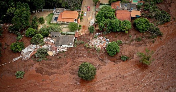 Koncern Vale ogłosił w niedzielę alert w związku z możliwością przerwania kolejnej tamy w kopalni rudy żelaza Corrego de Feijao w stanie Minas Gerais na wschodzie Brazylii. Wskutek przerwania pierwszej tamy zginęło w piątek co najmniej 40 osób. Ofiar może być o wiele więcej, bo cały czas około 300 osób uznaje się za zaginione.