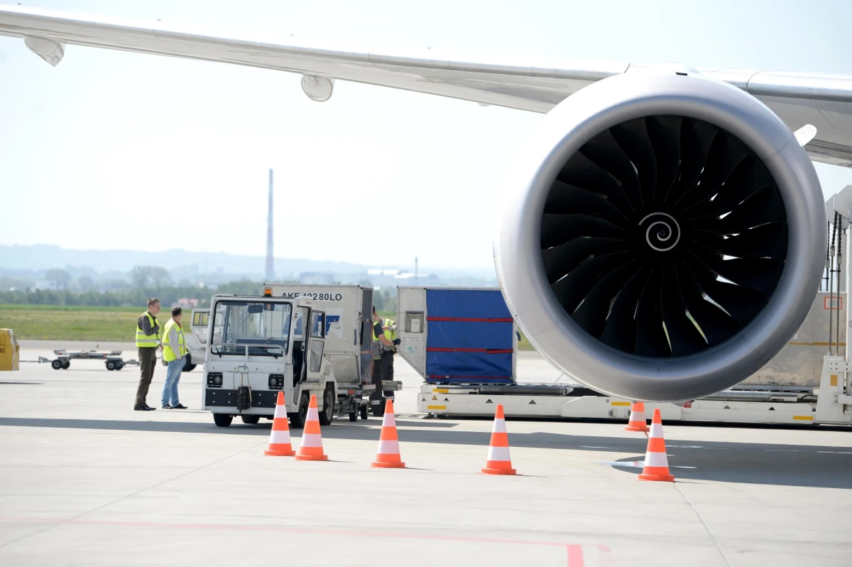 Pasażerowie uziemionego w Meksyku Dreamlinera Polskich Linii Lotniczych, który miał wczoraj rano wylądować w Warszawie, nadal przebywają w Cancun. Samolot jest usprawniany - poinformował rzecznik LOT Adrian Kubicki.