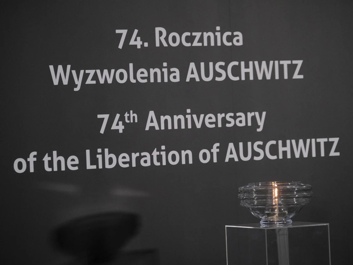 W Oświęcimiu odbyły się obchody 74 rocznicy wyzwolenia obozu Auschwitz-Birkenau.   “Zagłady nie zrobili żadni naziści, tylko Niemcy hitlerowskie. Całe zło wzięło się z tego państwa, nie wolno o tym zapominać, bo inaczej następuje relatywizacja zła” – powiedział premier Morawiecki.