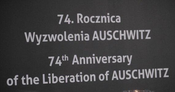 W Oświęcimiu odbyły się obchody 74 rocznicy wyzwolenia obozu Auschwitz-Birkenau.   “Zagłady nie zrobili żadni naziści, tylko Niemcy hitlerowskie. Całe zło wzięło się z tego państwa, nie wolno o tym zapominać, bo inaczej następuje relatywizacja zła” – powiedział premier Morawiecki.