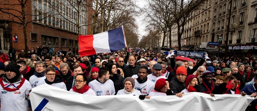 Ponad 10 tys. osób z czerwonymi szalikami przeszło przez centrum Paryża. Był to protest przeciw aktom przemocy, które często towarzyszą prowadzonym od 11 tygodni demonstracjom ruchu "żółtych kamizelek".