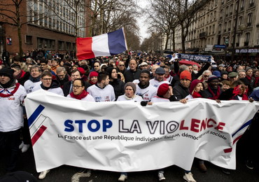 Marsz "czerwonych szalików" w Paryżu. "Tak dla demokracji, nie dla rewolucji"