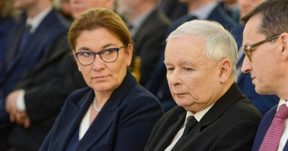 ​Prezes PiS Jarosław Kaczyński wielokrotnie mówił, że nie będzie "świętych krów", wszyscy wobec prawa są równi bez względu na legitymacje i sympatie polityczne - tak rzeczniczka PiS Beata Mazurek odniosła się do informacji o zatrzymaniu byłego rzecznika prasowego MON Bartłomieja M.