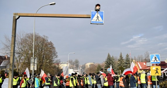 "Niech minister bierze się do roboty" - mówili rolnicy blokujący dziś drogi. Jak podkreślali w rozmowie z naszymi reporterami, produkcja i hodowla, są coraz mniej opłacalne. Rolnicy protestowali m.in. w Wielkopolsce, na Lubelszczyźnie, Podlasiu oraz w województwie łódzkim. "W 91 roku kilo żywca było droższe niż teraz. Ktoś o nas zapomniał" - mówili. Trasy w sumie blokowano w 30 miejscach. W proteście uczestniczyło ponad tysiąc osób. 