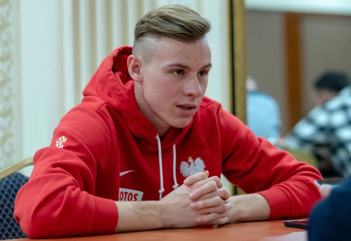 Szymon Żurkowski rozpoczął dzisiaj rano testy medyczne w klubie włoskiej ekstraklasy - Fiorentinie. Wkrótce piłkarz Górnika Zabrze i młodzieżowej reprezentacji Polski ma podpisać kontrakt, ale do włoskiej ekipy dołączy dopiero po zakończeniu sezonu.